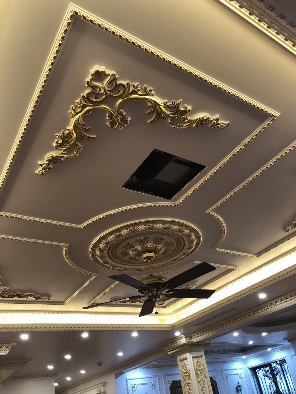 molded pu ceiling medallion round ceiling medallion gold round ceiling medallion for indoor use