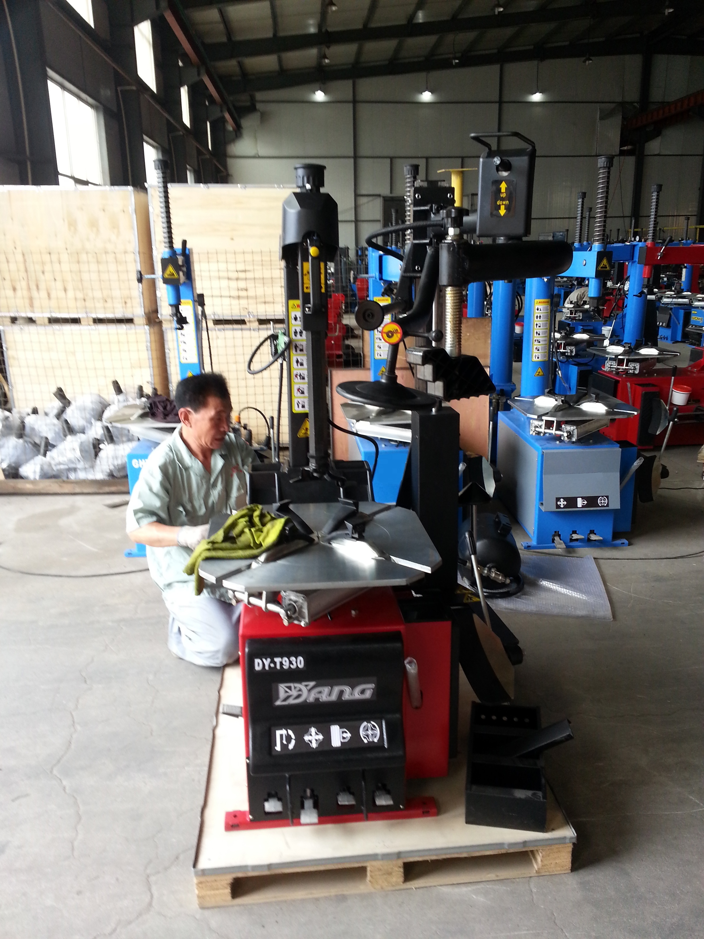 car tire changing machine with automatic swing arm