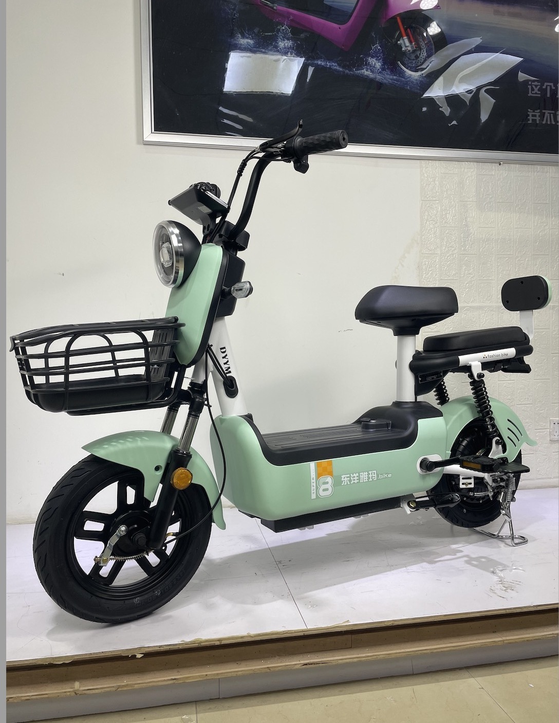 Beautiful fashionable high-quality urban commuting mopes electric vehicles scooters e bike