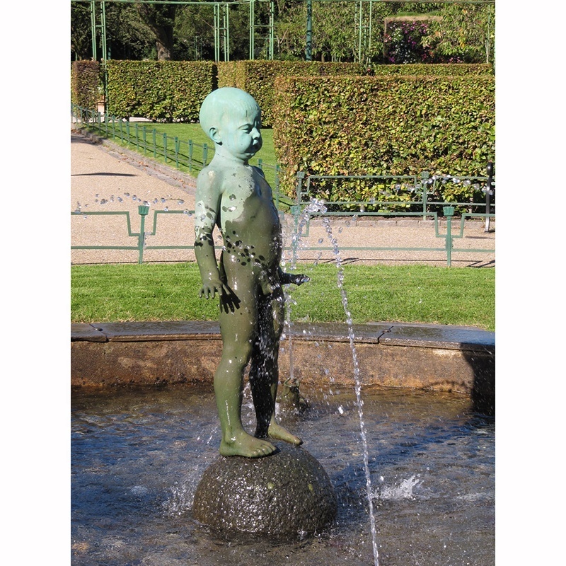 Interesting vivid city center decoration life size fountain peeing boy bronze sculptures