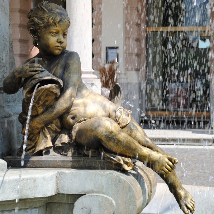 Interesting vivid city center decoration life size fountain peeing boy bronze sculptures