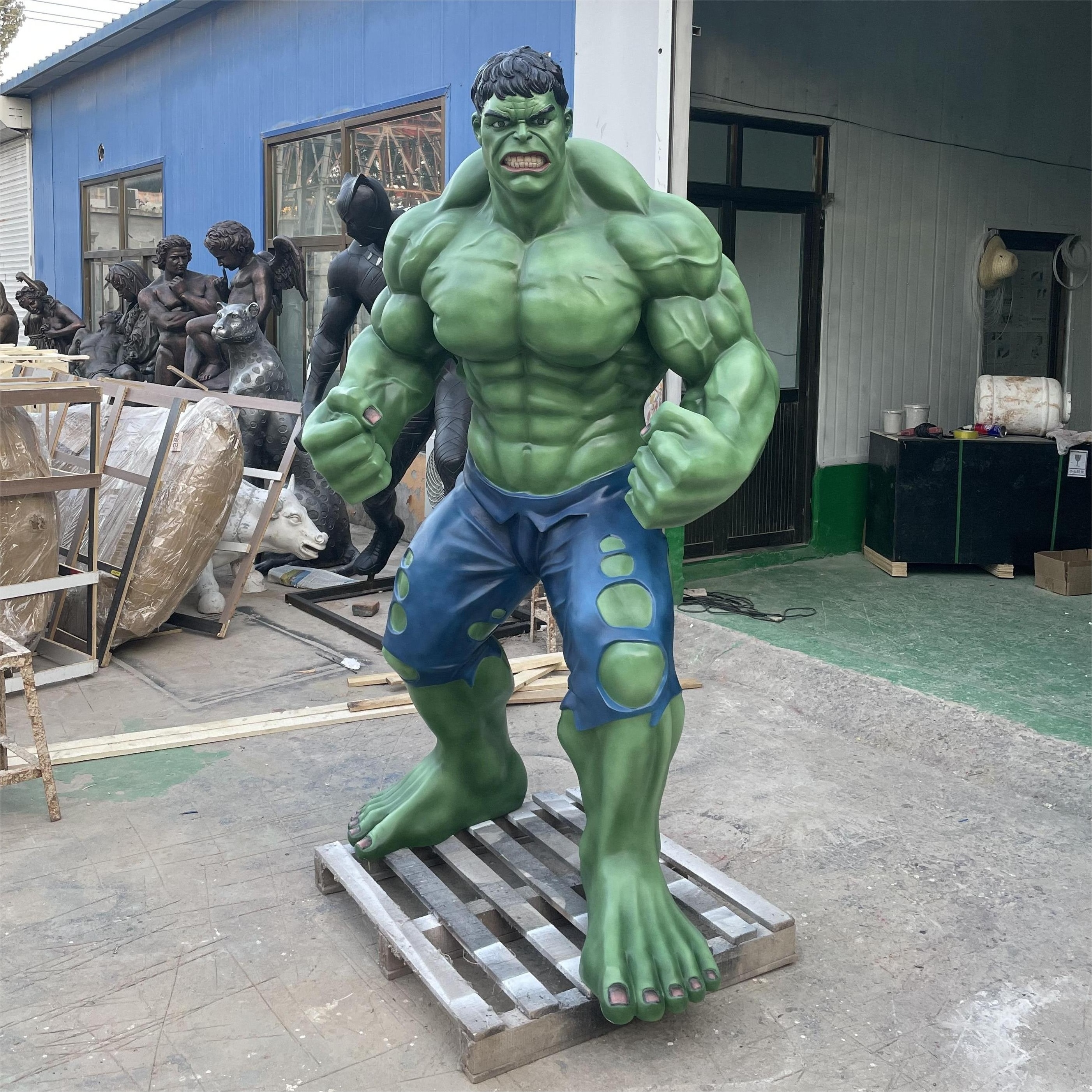 Factory Price Famous Superhero Movie Action Figures Muscle Man Fiberglass Life Size Hulk Statue Resin Sculpture