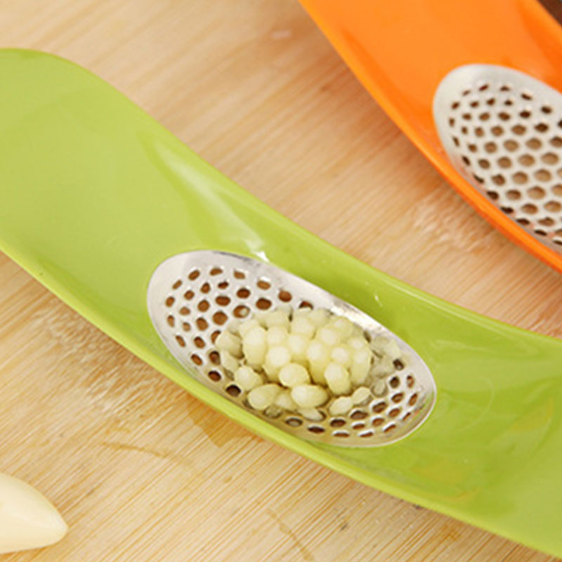 Factory Customized Kitchen accessories tool press the garlic peeler garlic Plastic ginger juice press for kitchen