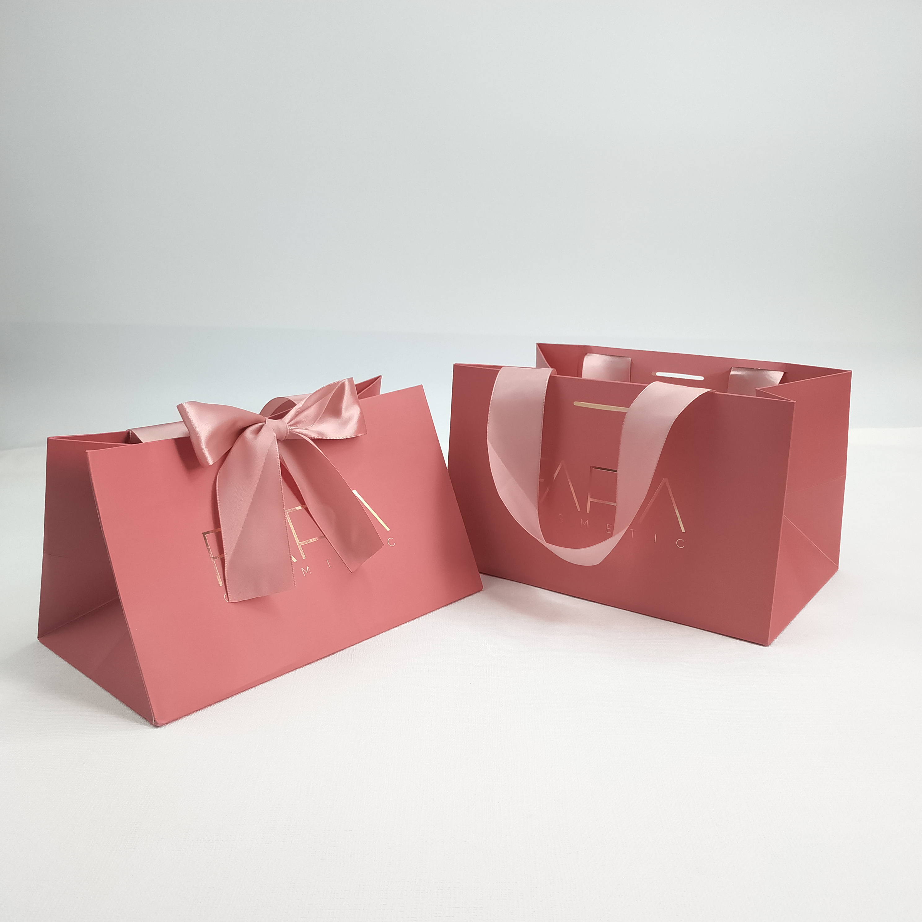 Custom Made Printed Logo Jewelry Packaging Kraft Shopping Paper Bag With Ribbon Handles Gold Foil Pink Gift Paper Bag