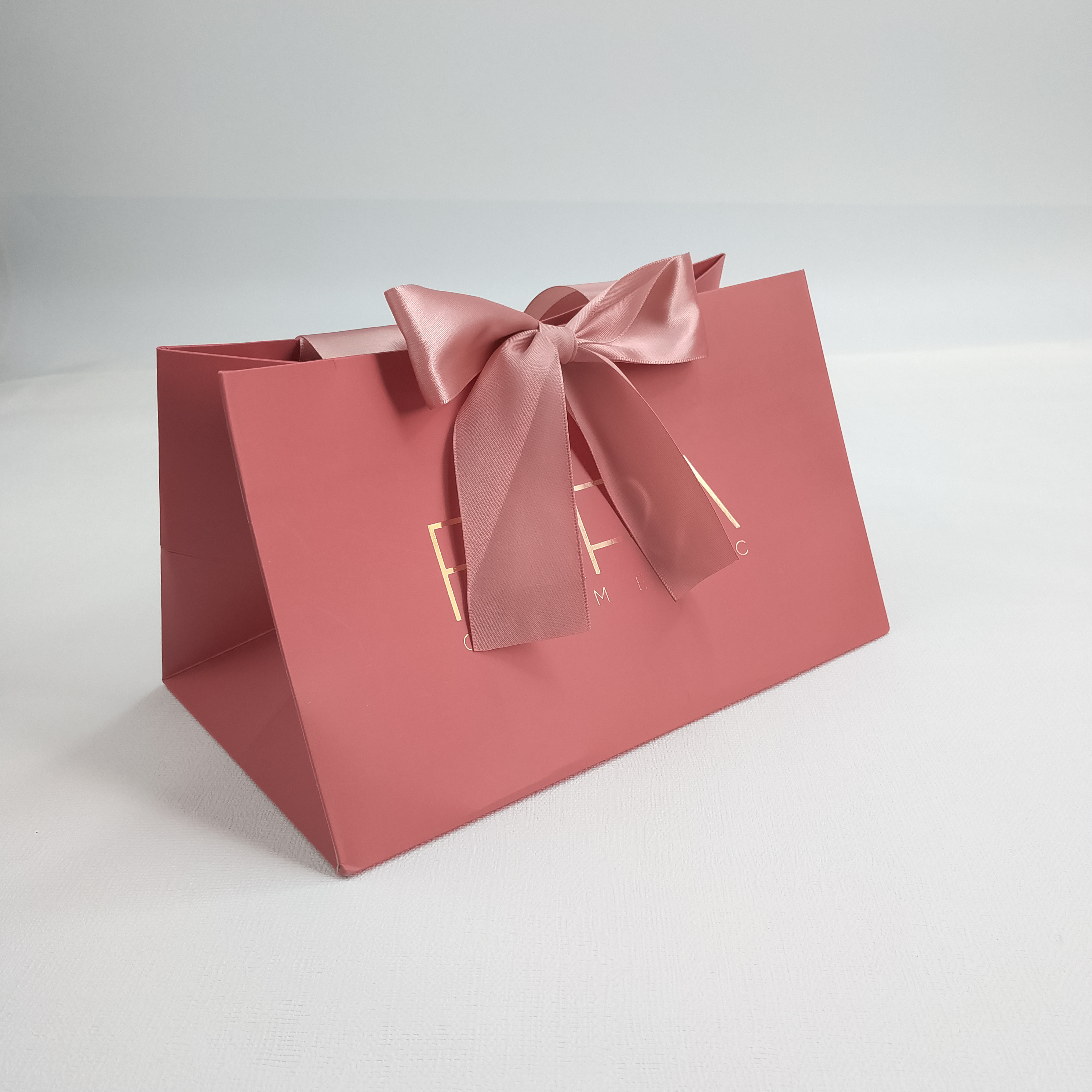 Custom Made Printed Logo Jewelry Packaging Kraft Shopping Paper Bag With Ribbon Handles Gold Foil Pink Gift Paper Bag