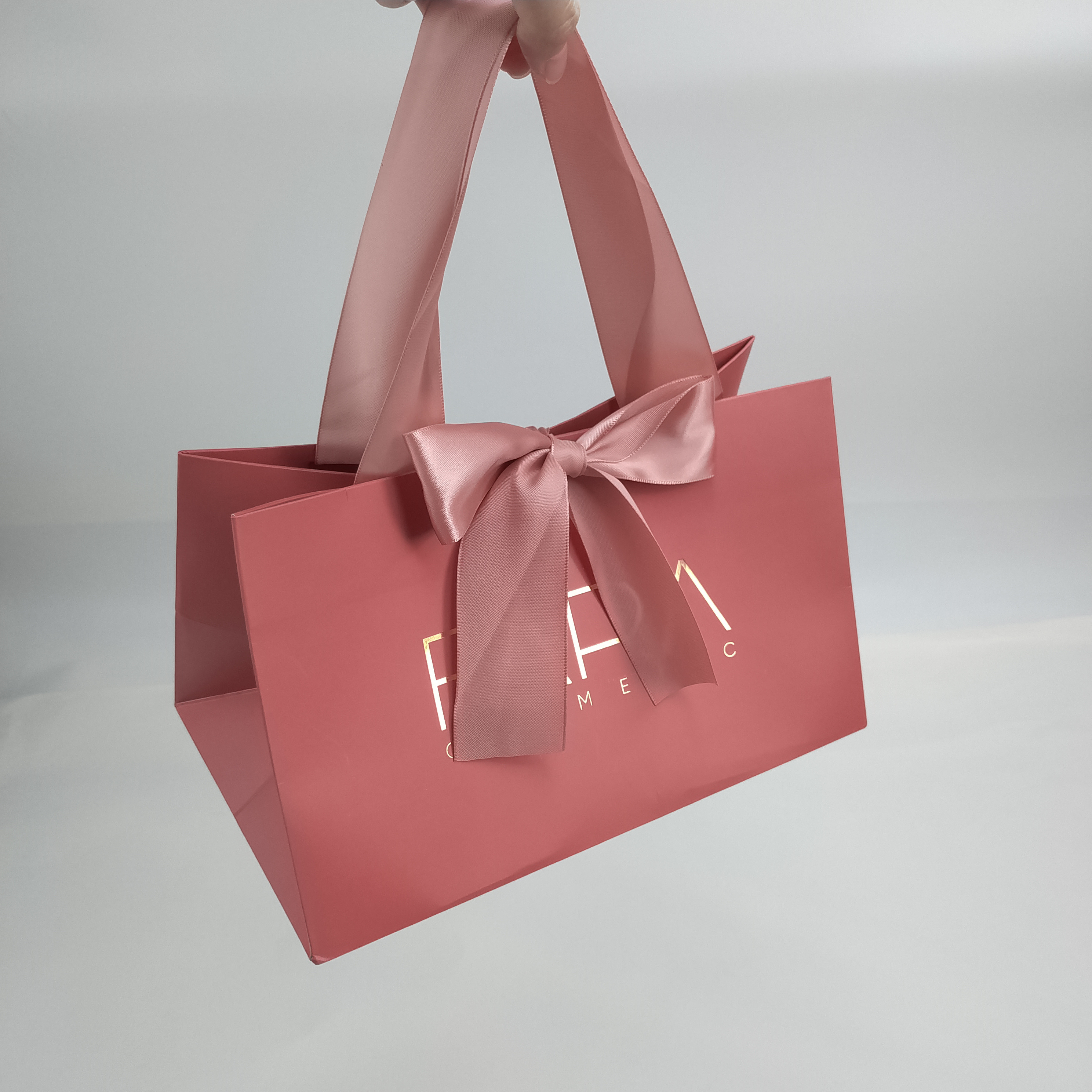 Custom Made Printed Logo Jewelry Packaging Kraft Shopping Paper Bag With Ribbon Handles Gold Foil Pink Gift Paper Bag