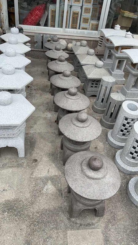 Hand Carved Japanese Garden Stone Statue Antique Granite Lanterns For Outdoor Ornaments