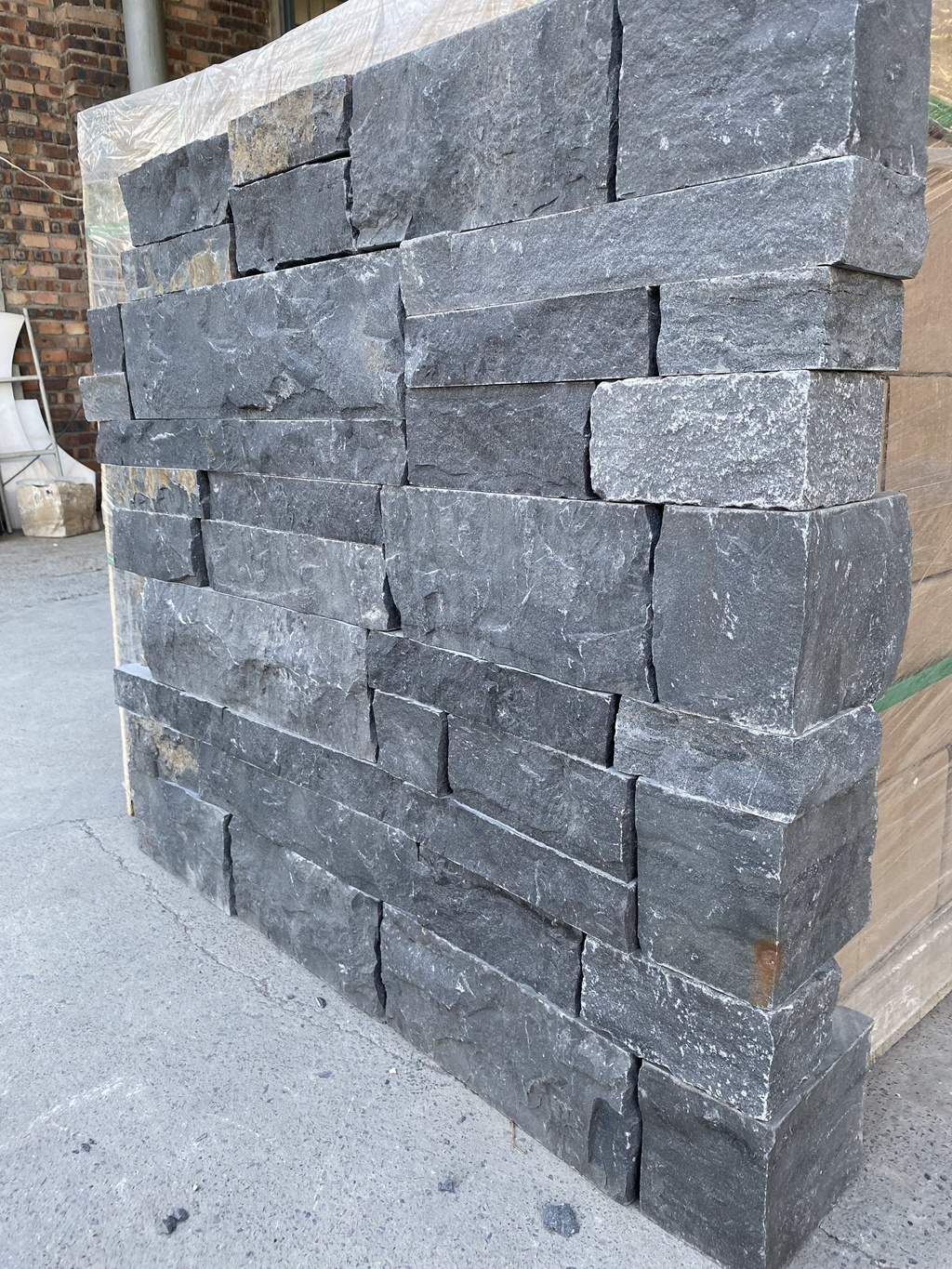 Natural Rock Face Black Limestone Ashler Stone Bricks For Wall Cladding Home Decor