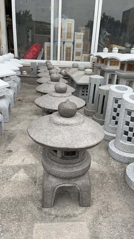 Hand Carved Japanese Garden Stone Statue Antique Granite Lanterns For Outdoor Ornaments