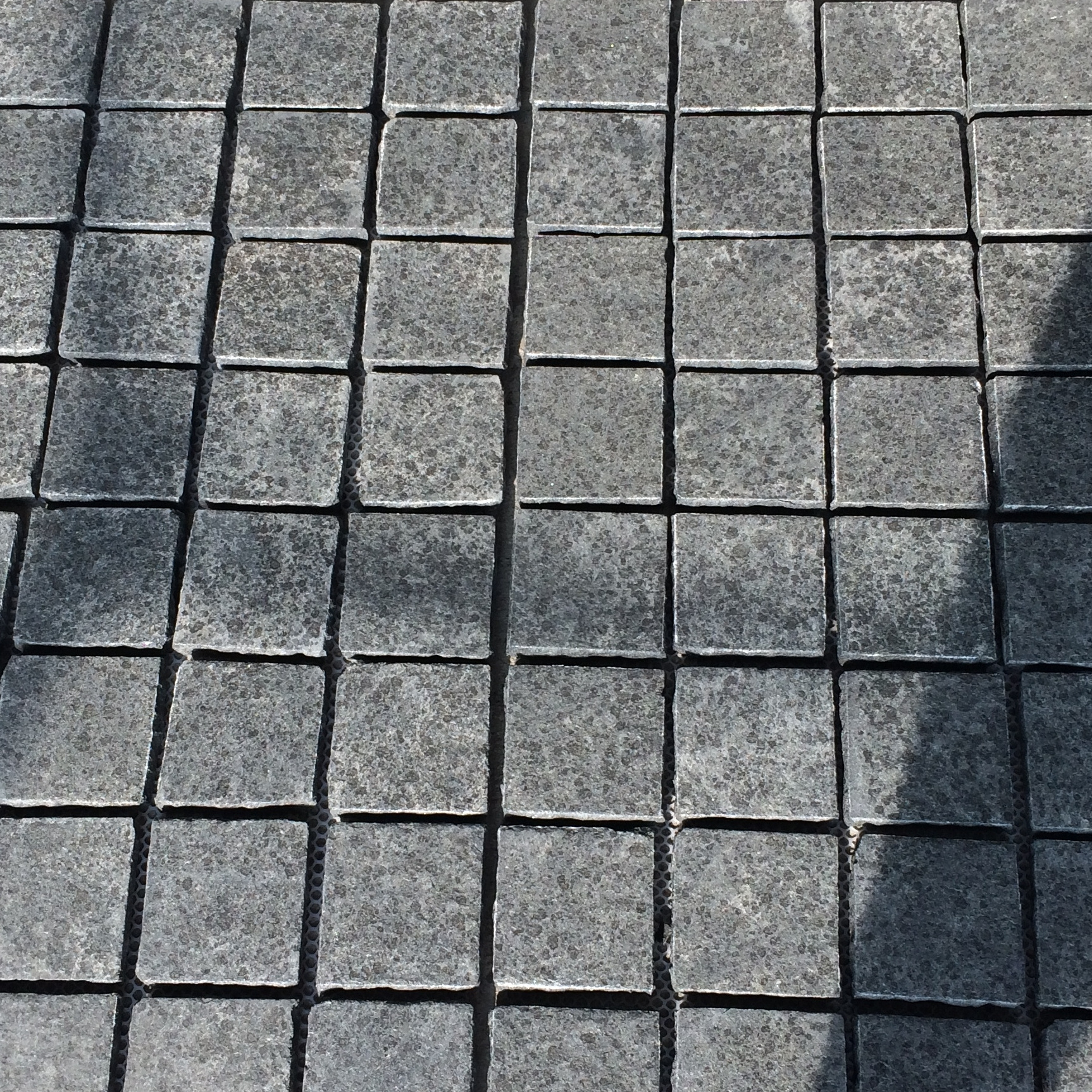 Natural Cube Stone Black Pearl Basalt Cobblestone Tiles on Mesh For Outdoor Paving