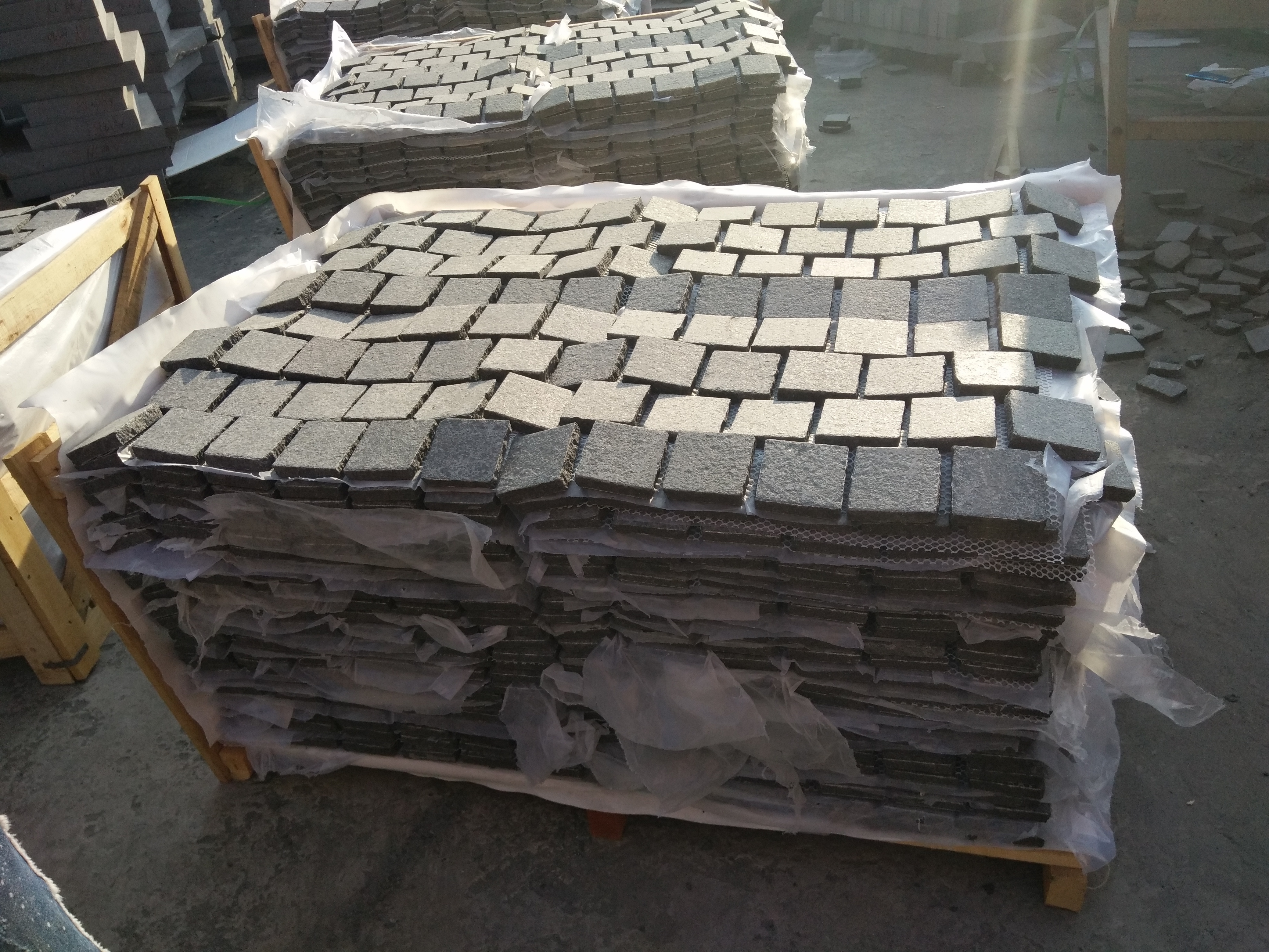 Natural Cube Stone Black Pearl Basalt Cobblestone Tiles on Mesh For Outdoor Paving