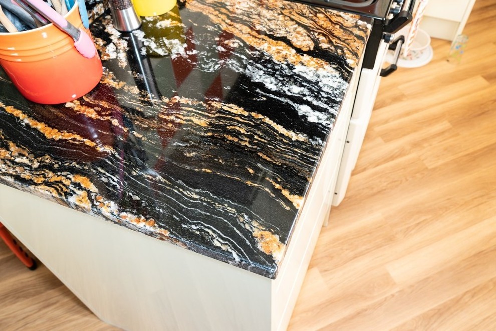 Customized Sizes Edges Profiled Black Taurus Granite Kitchen Countertops Black Gold Color Granite Worktop