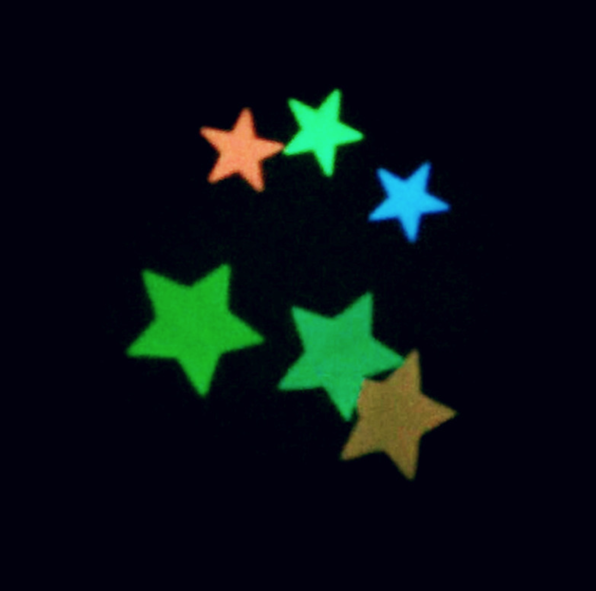 100 Pcs Plastic Wall Stickers Luminous Stars Glow in the Dark Fluorescent Noctilucent Decals for Home Ceiling Wall Baby Kids Bed