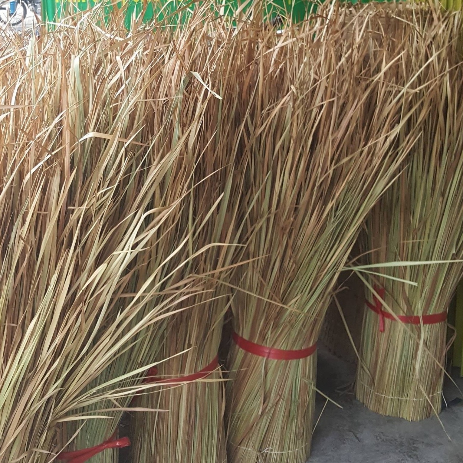 Natural grass roll from Vietnam supplier palm leaf roofs bulk quantity straw thatched roofing for gazebo