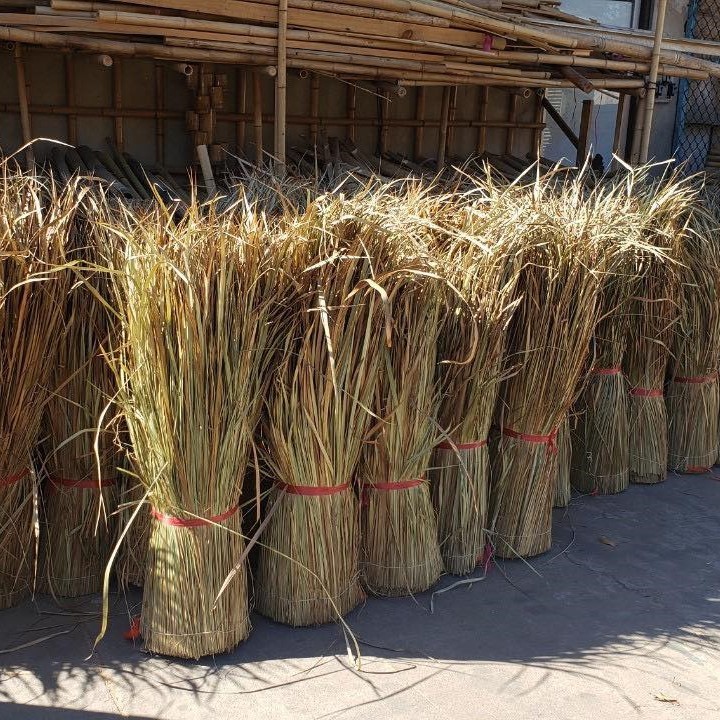 Natural grass roll from Vietnam supplier palm leaf roofs bulk quantity straw thatched roofing for gazebo