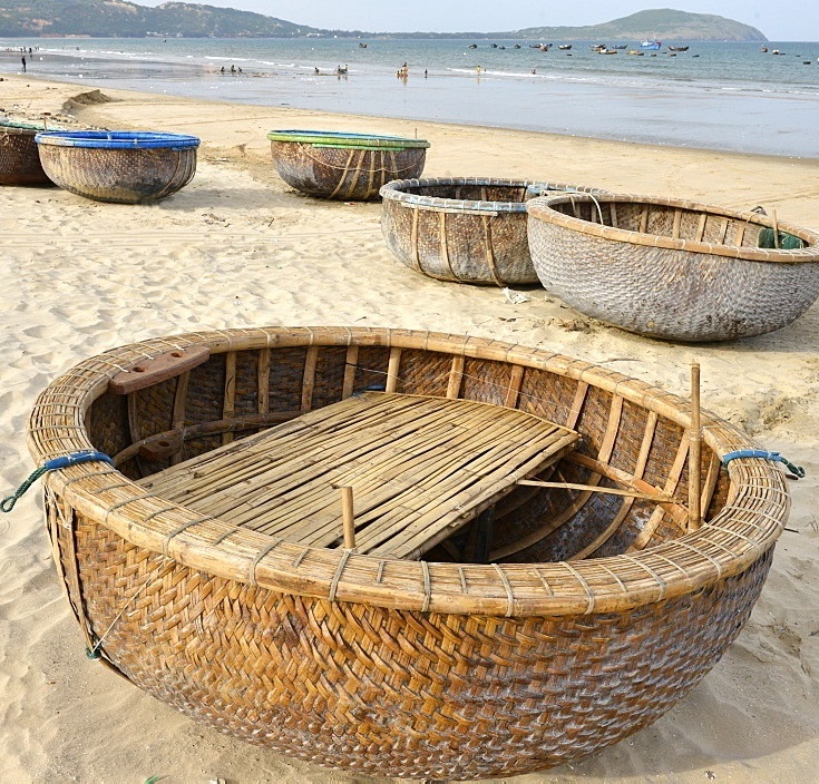 Cheap price round bamboo waterproof coracle inflatable fishing basket boat with paddles from Vietnam