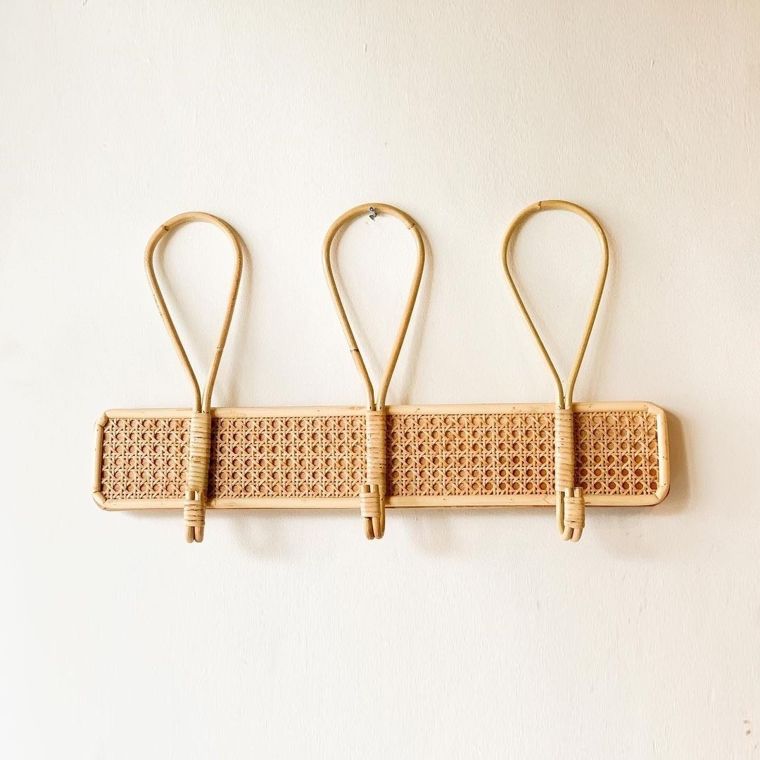 New style cheap price triple hook rattan wood hooks hanging coat clothes hangers on the wall