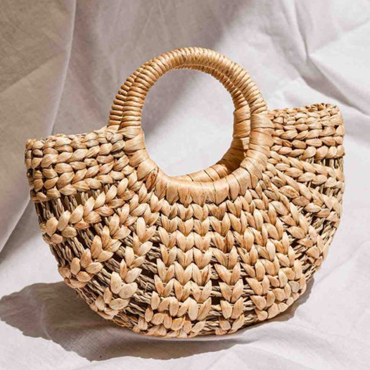 Natural handwoven water hyacinth beach handbags high quality big straw bags low Vietnam factory price