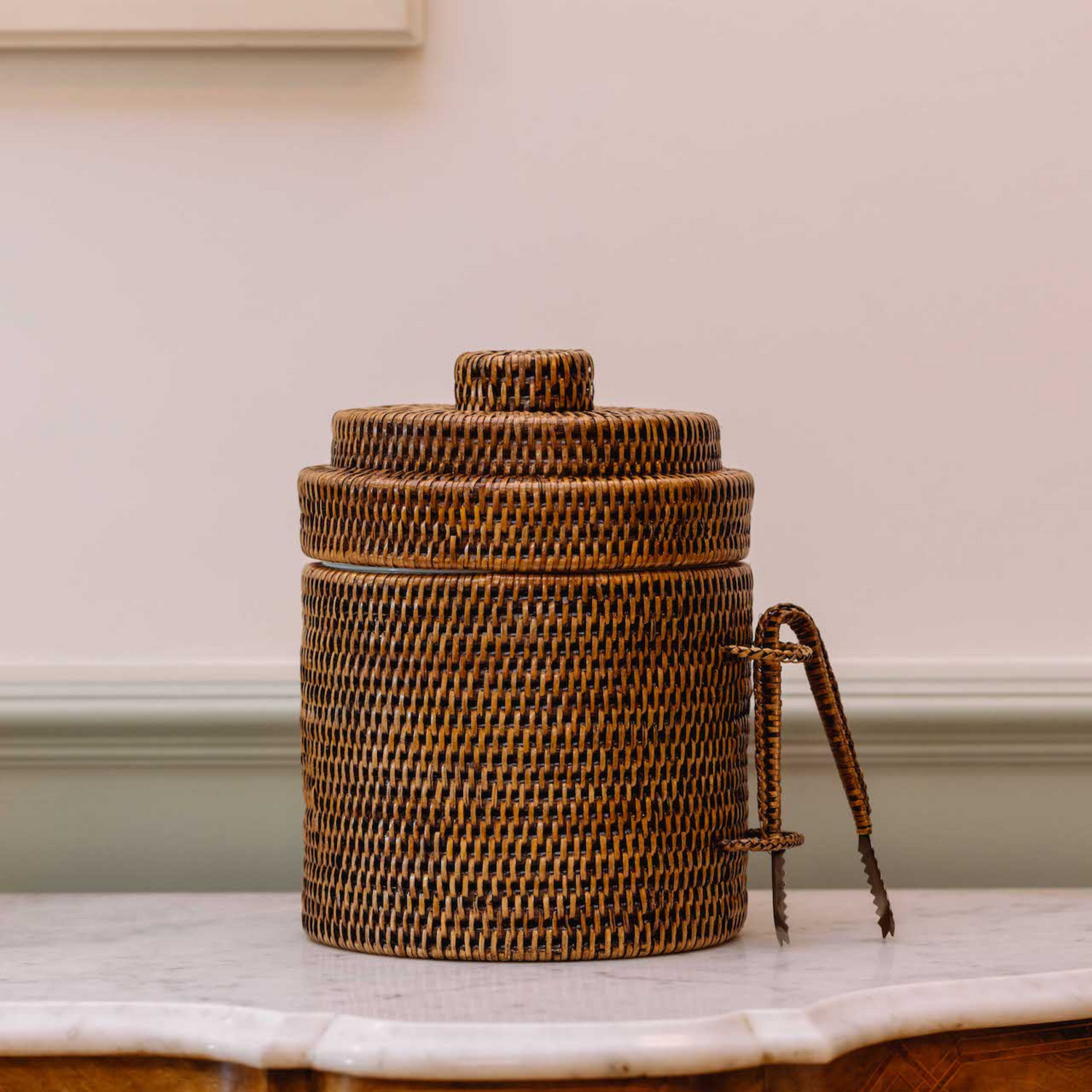 Rattan wine cooler bucket handwoven wicker ice storage buckets with lid for home and restaurants