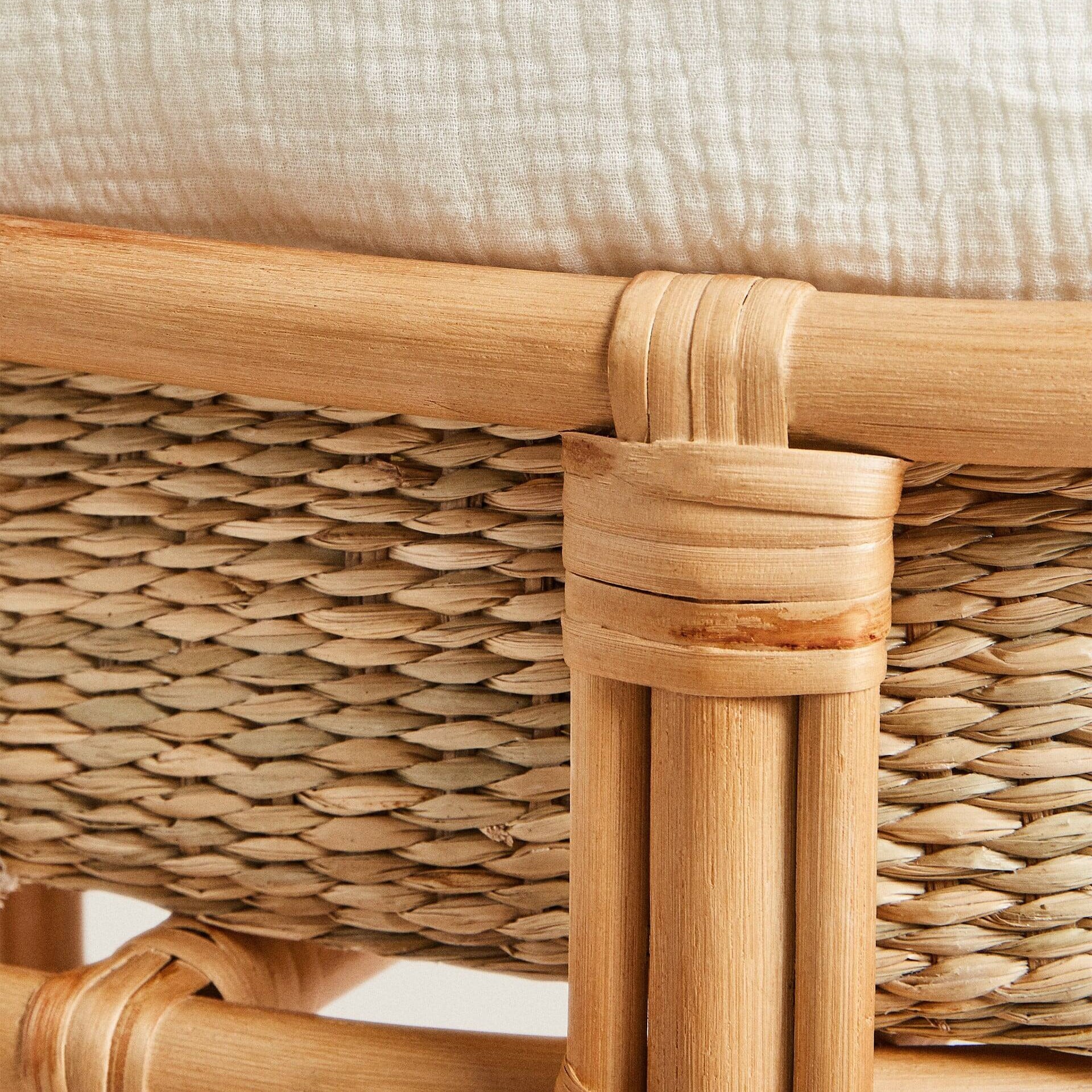 Handmade natural rattan bassinet stand baby crib bedding set sturdy sleeping cot beds for infant babies