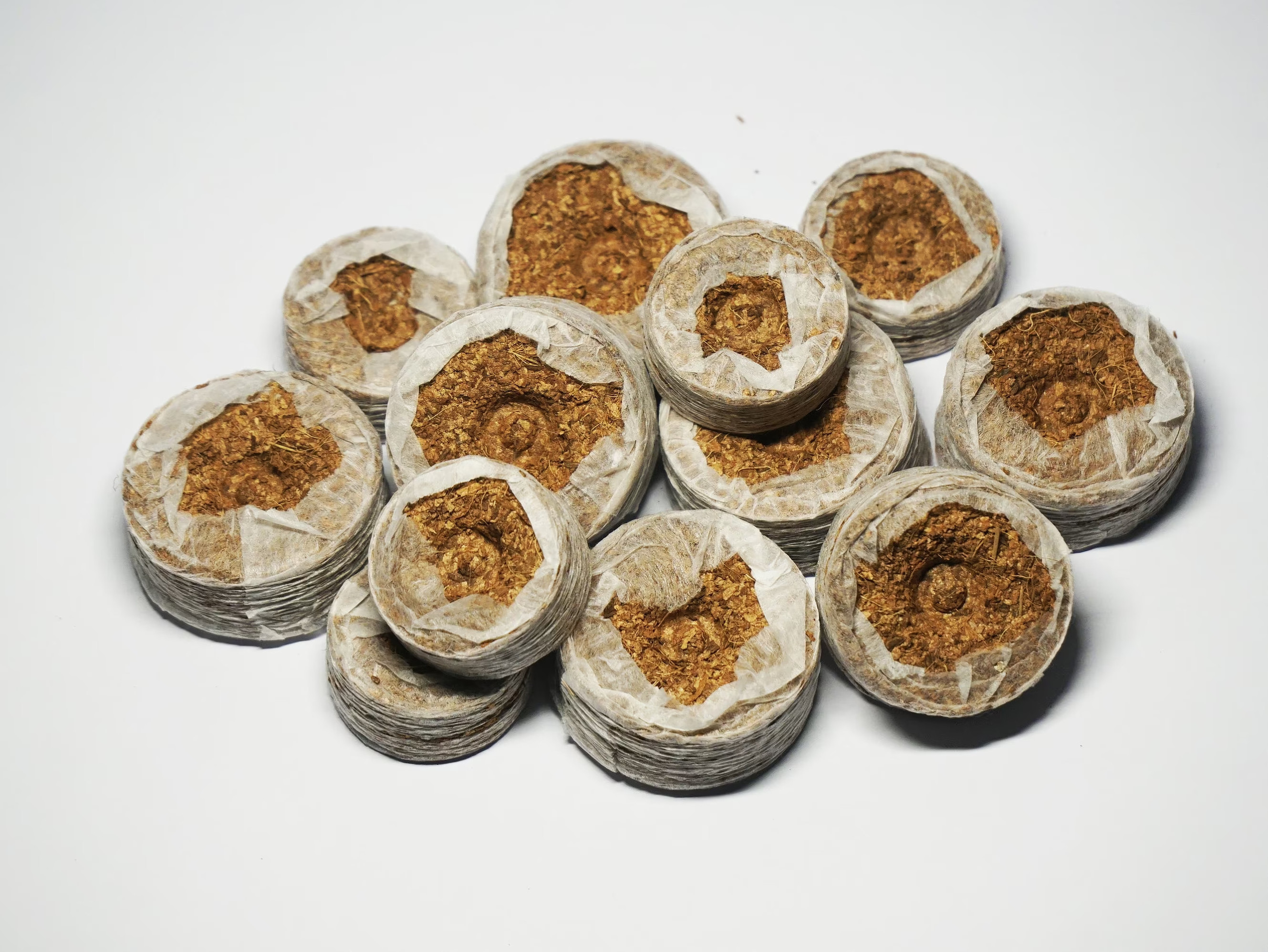 Eco friendly compostable coconut coir pellets coco disc for hydroponic garden and planting customizable logo