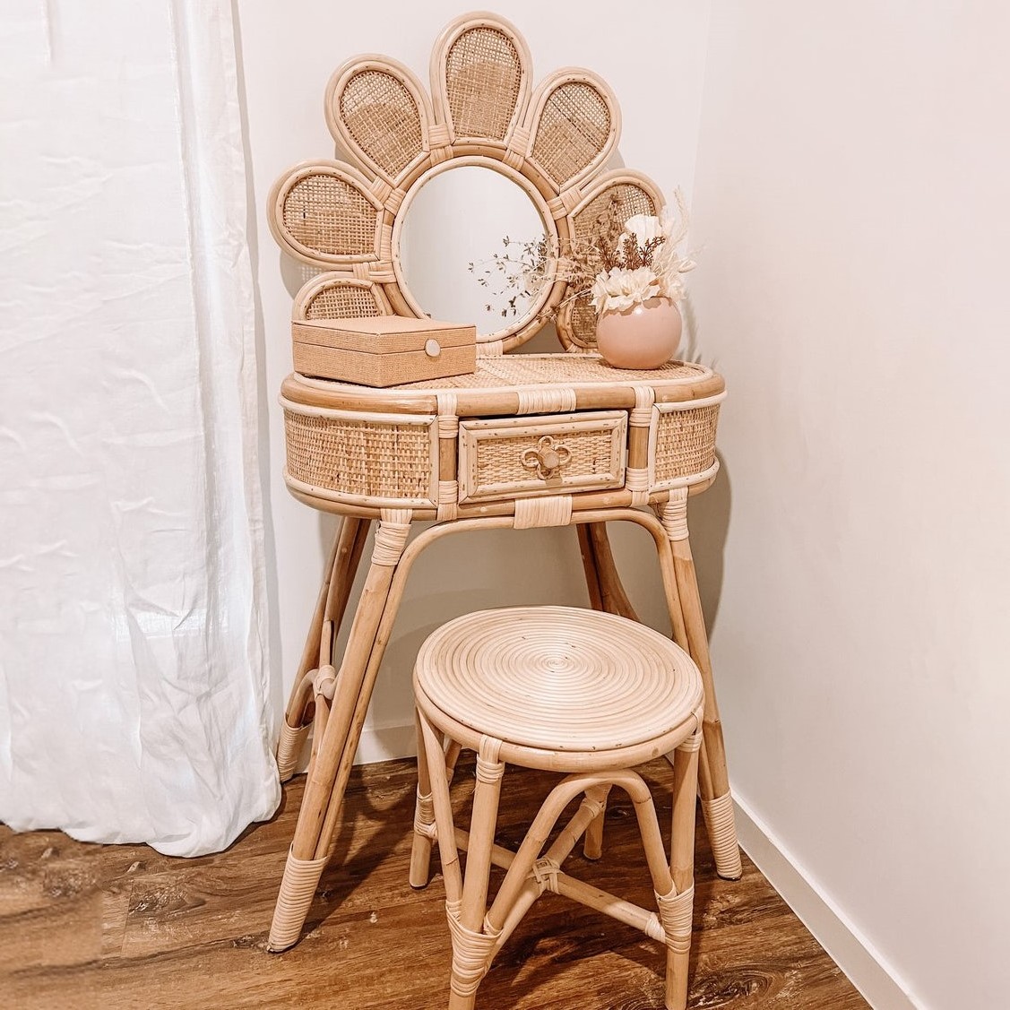 Rattan mirrored makeup vanities with cute flower design eco friendly furniture vanity table and chair set for children