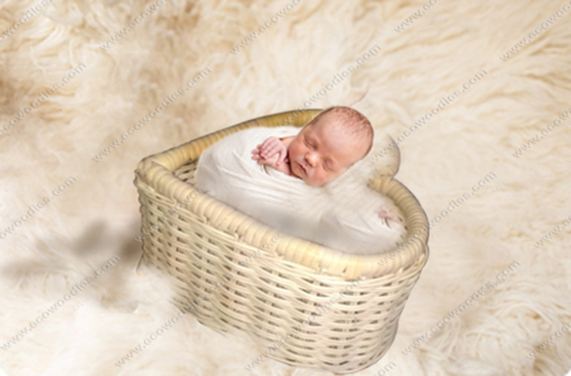 2021 Hot sale hand carry decorative heart shaped portable basket cute heart newborn photography prop baby cot eco friendly bed