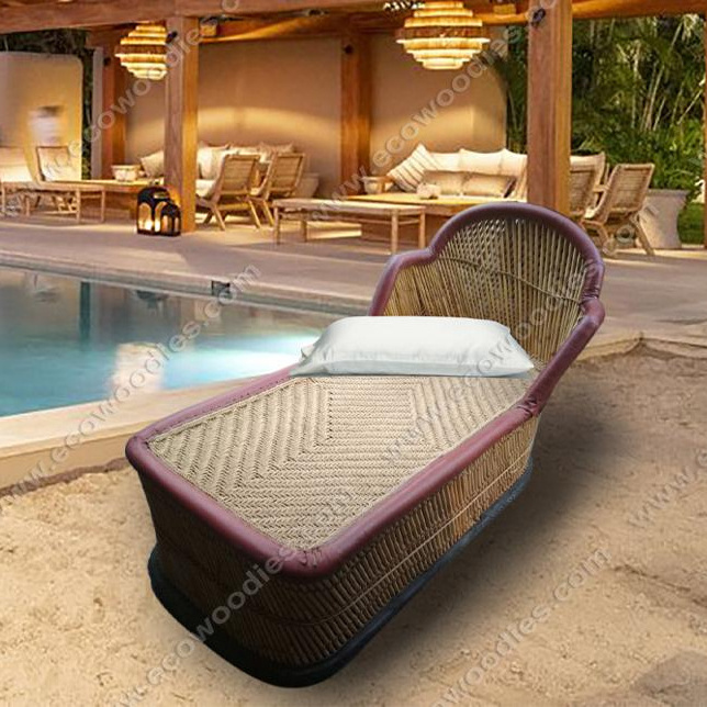 Modern  Comfortable Rattan Wicker Hand Woven Outdoor Sun Lounger With Spacious Comfortable Seating Sunbed For Hotel  Beach