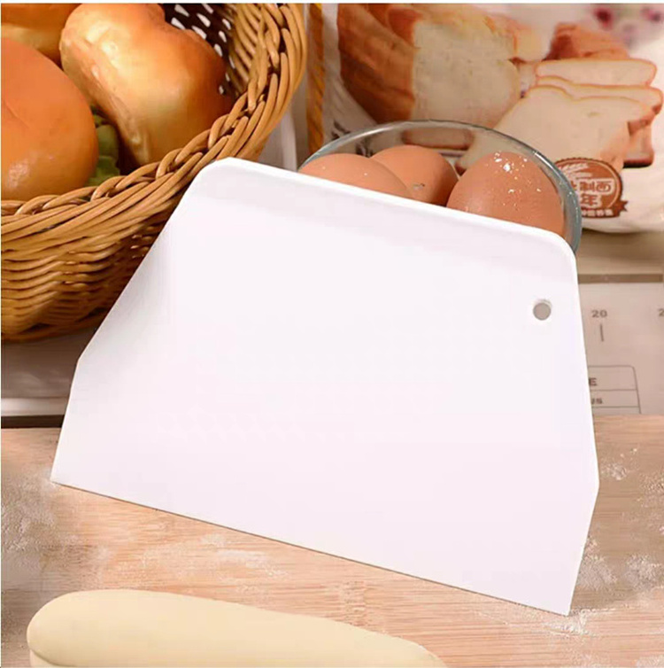 Amazon Hot Sale PP Dough Cutter High Quality Baking Pastry Tool Cake Cream Scraper Plastic Dough Scraper