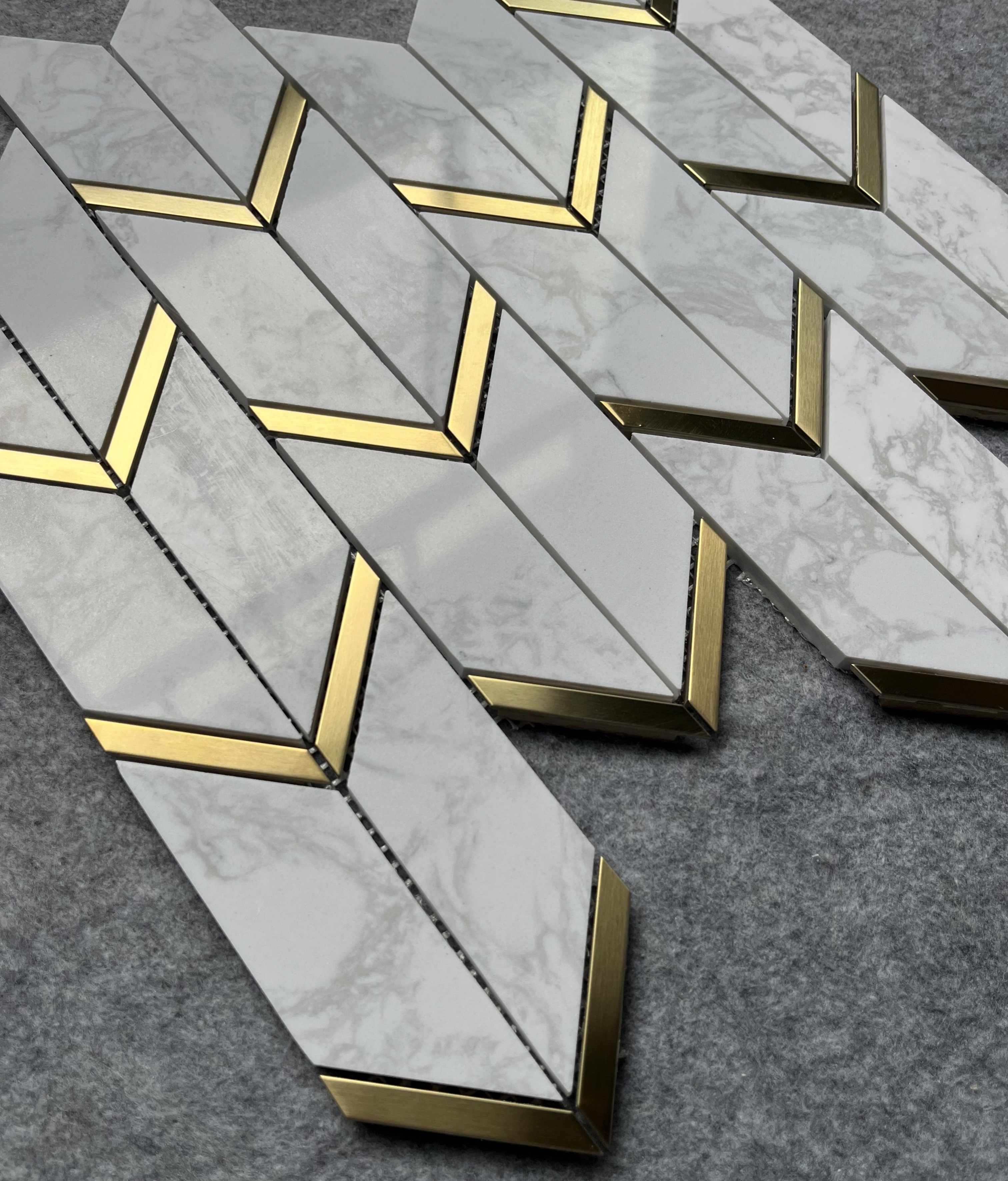 Herringbone Mosaic Tile Marble Mosaic for Wall Decoration with Golden Stainless Steel CLASSIC Modern Hotel Interior Wall Parquet