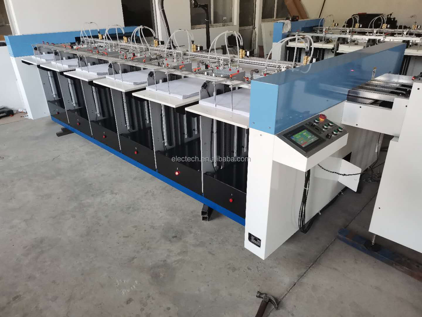 High speed automatic paper collator machine 4-24 joints newspaper calendar horizon paper collating gathering machine