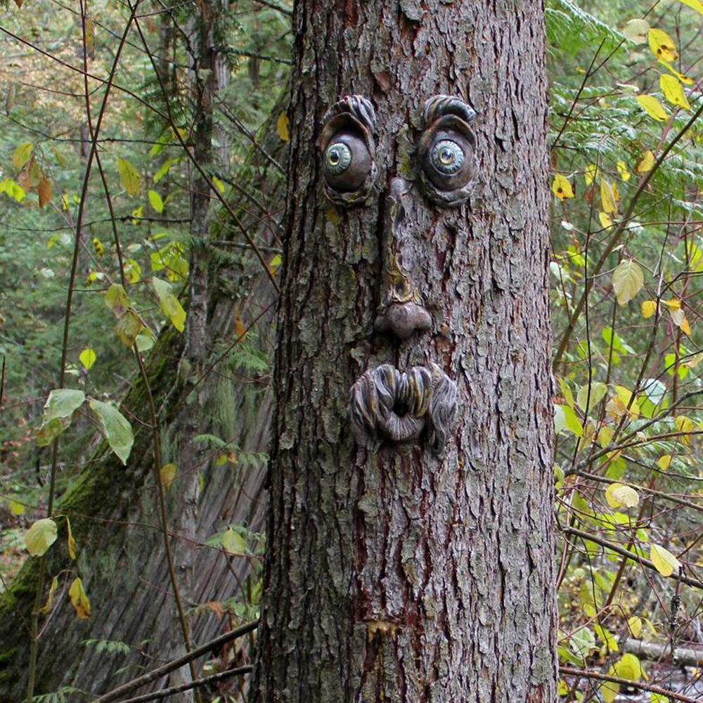 Tree Face Outdoor Statues Old Man Tree Hugger Bark Ghost Decoration Funny Yard Art Garden Decorations for Halloween Easter