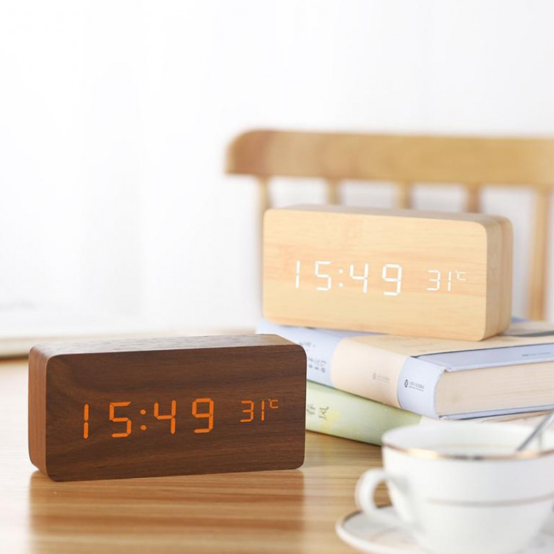 new arrival LCD backlight table alarm clock with temperature calenar radio clock alarm digital with USB charger