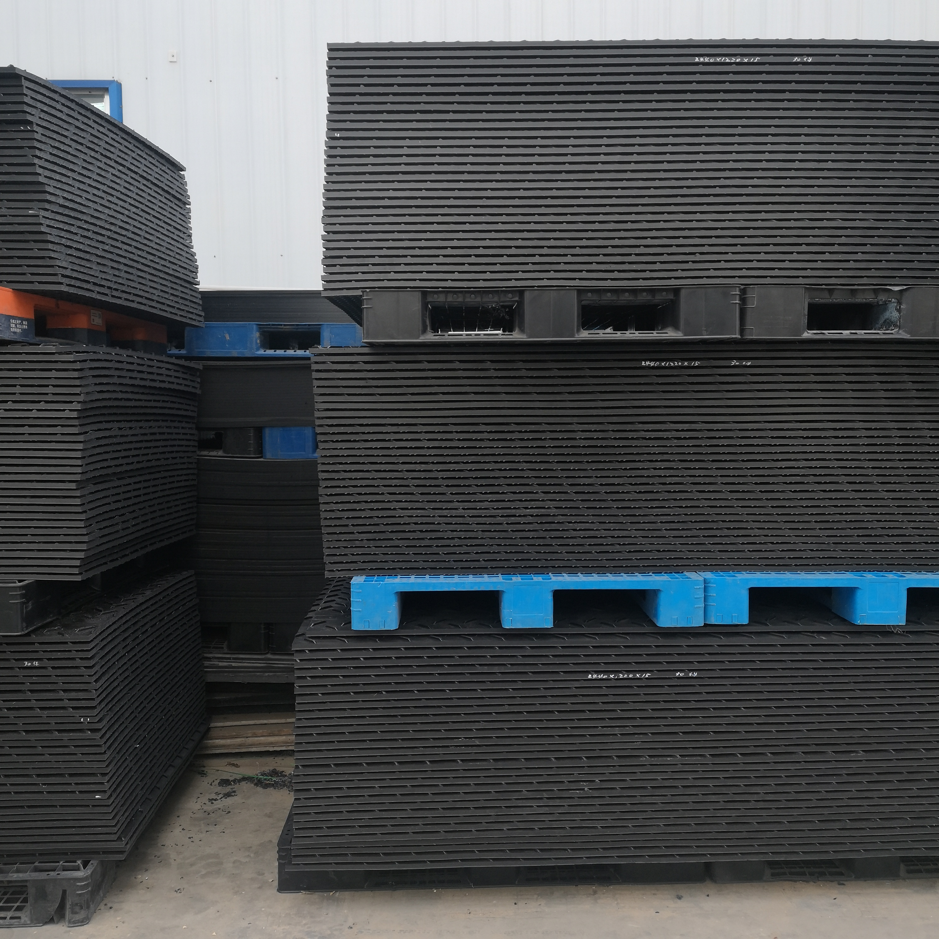 Wear resistant interlocking HDPE Heavy Duty Excavator Oil Drilling Rig Mats Plastic Access Mat Ground Protection Mats