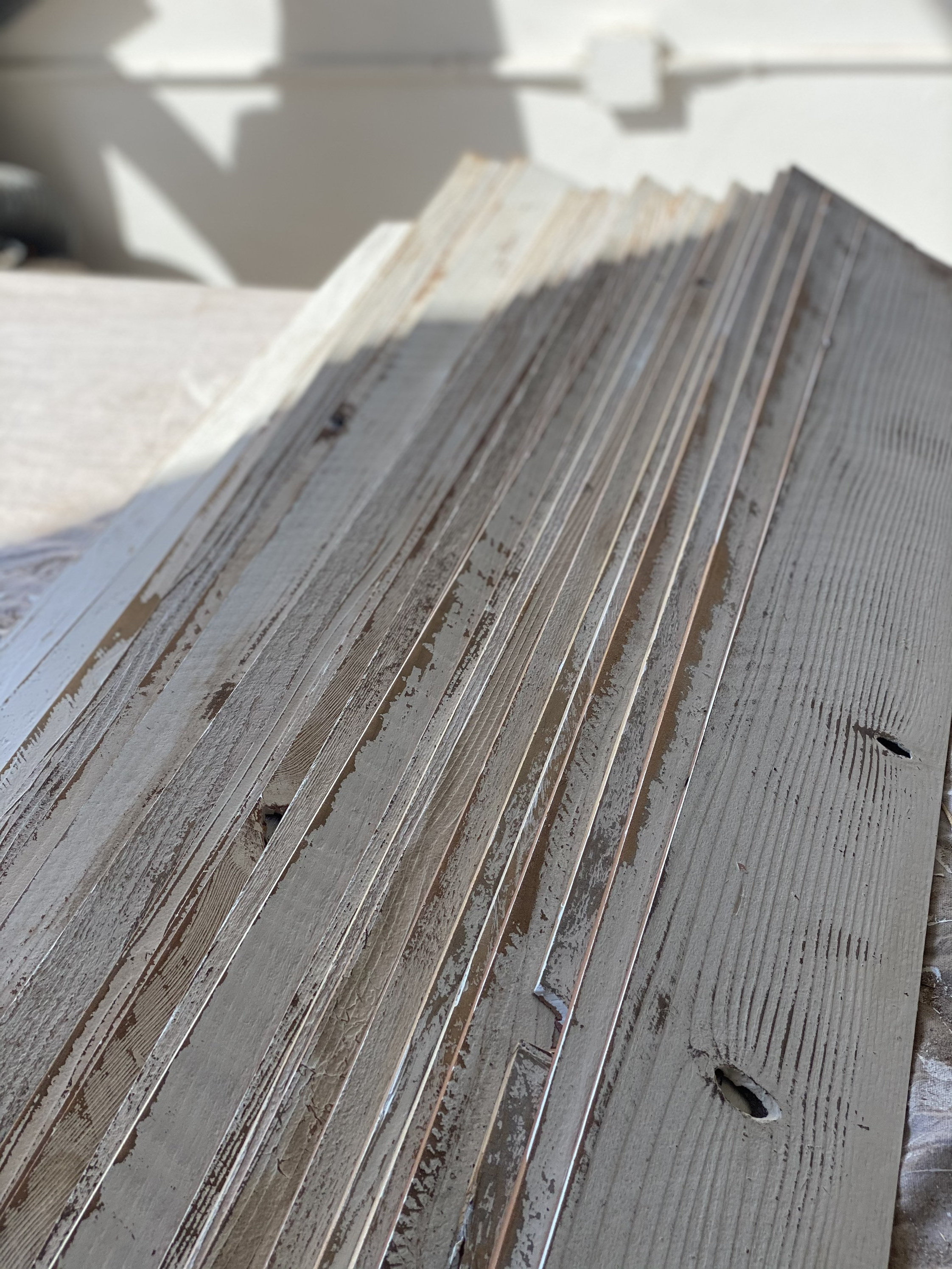 White Reclaimed Barnwood Planks Weathered Distressed Antique Tile Slat Boards for