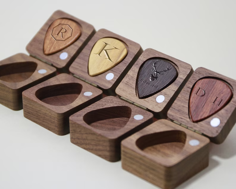 2023 unique design Personalized Guitar Pick Box Storage Custom Wooden Guitar Picks Box Wood Guitar Plectrum Organizer