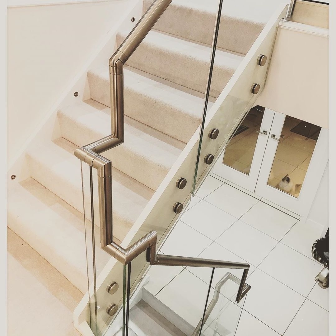 One Stop Service Glass Staircase Solid Wood Tread Floating Staircase Glass Railing Stairs stand off design