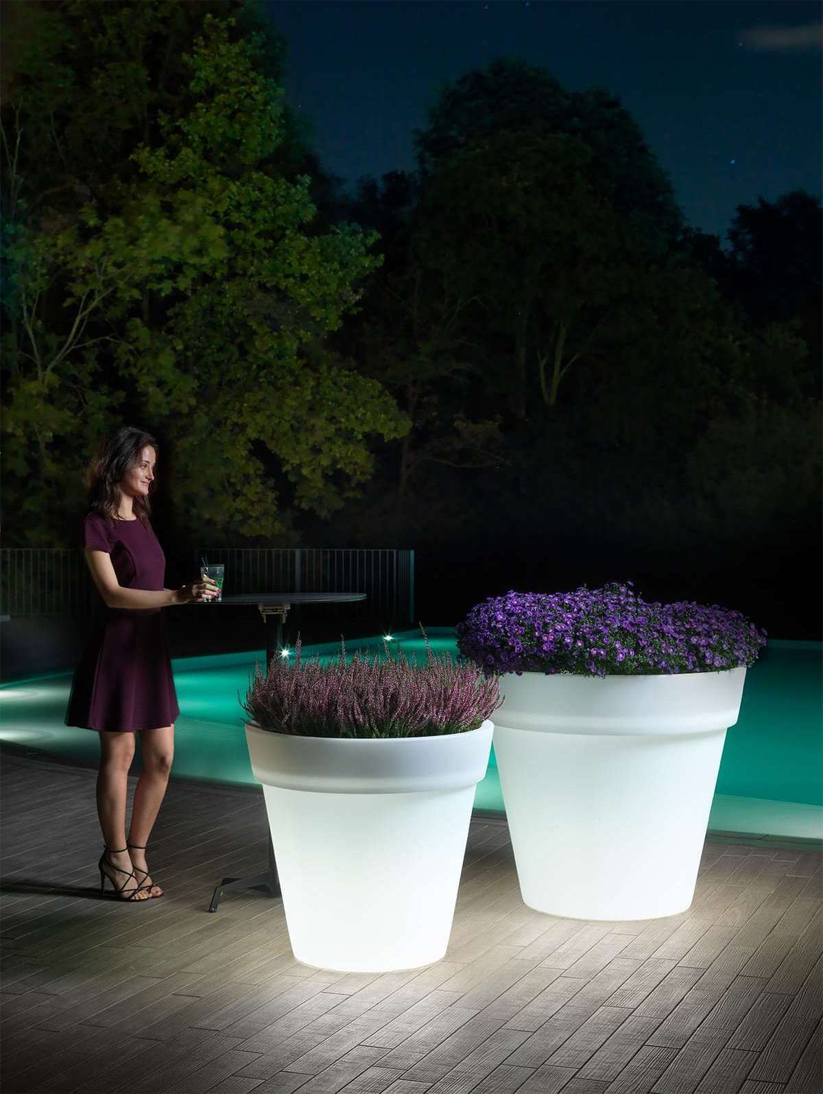 Illuminated LED Tall Flower Pot Big LED Glow Solar Garden Lights Outdoor PE Plastic Floor Lamp LED Flower Planter for Home Use