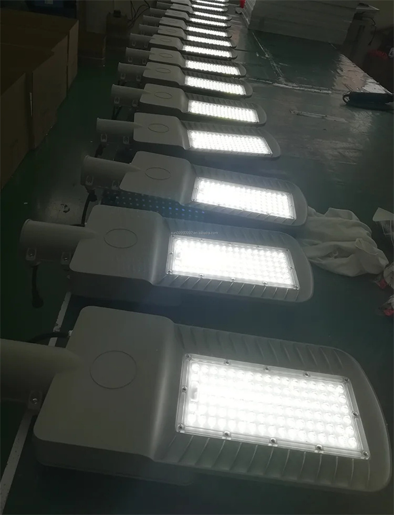 High Lumen 500W Outdoor Solar Street Light with Aluminium Casing 70W Solar Panel 60Ah Lithium Ion Battery Price