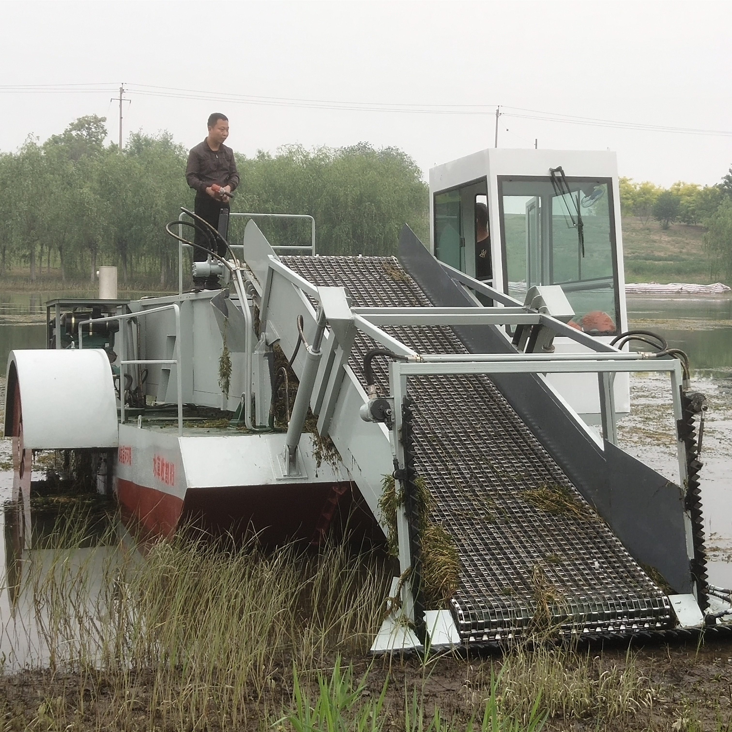 QingZhou Hydraulic Weed Harvester for cutting and collecting water plant lavender harvesting equipment for sale