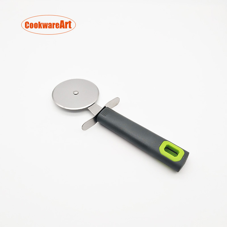 high quality kitchen accessories pizza tools stainless steel  round pizza cutter and wheels with plastic handle