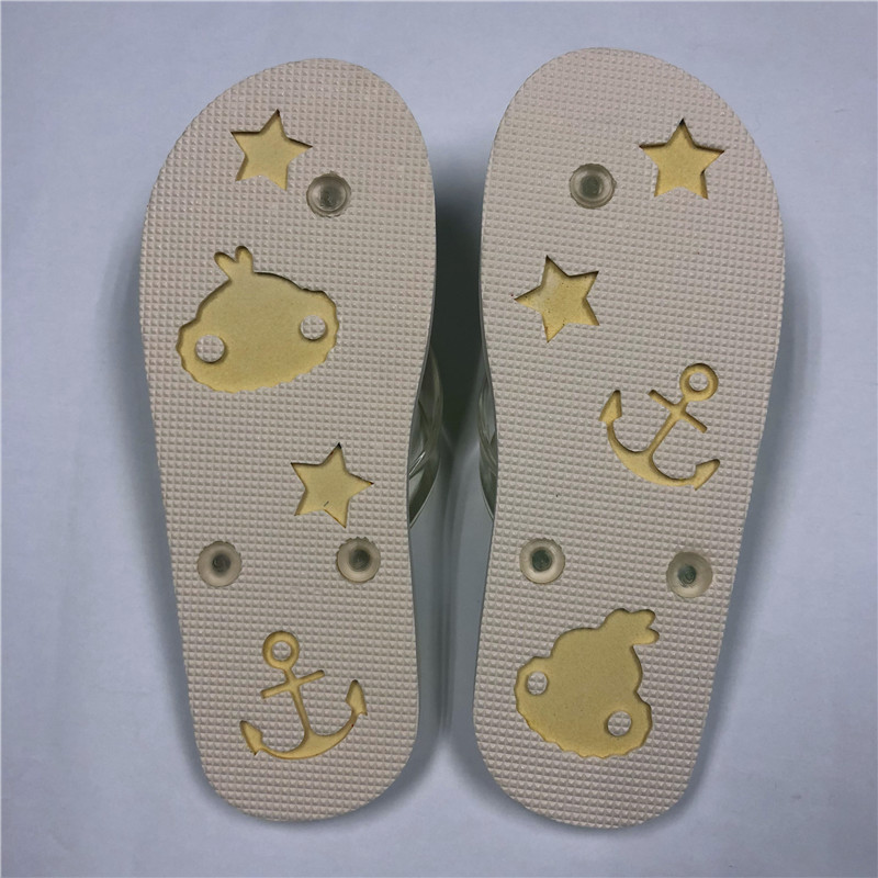 Professional Wholesale Custom Cheap Beach Slippers Rubber Flip Flop Die Cut Embossed Sand Imprint Flip Flop