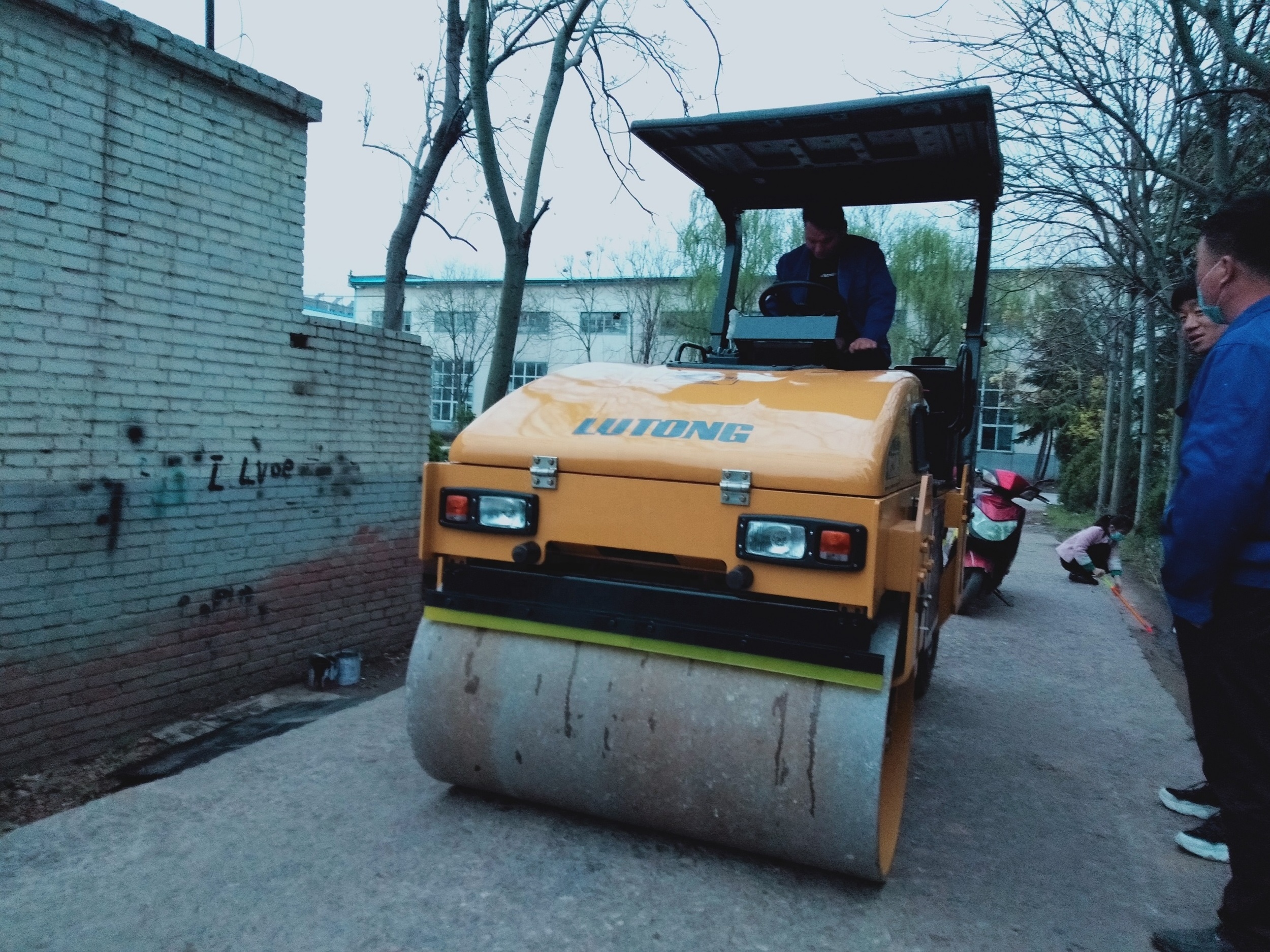 4000kg tyres combined small single drum vibratory roller LTC204P for sale