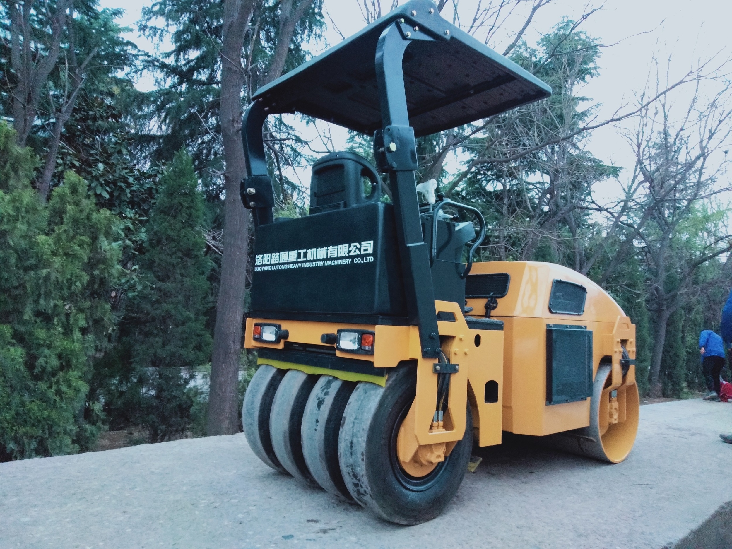 4000kg tyres combined small single drum vibratory roller LTC204P for sale