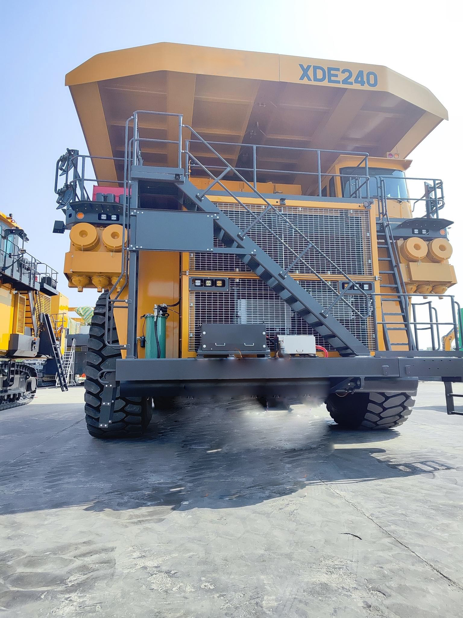 220ton Off Road Heavy truck Double Axle Rigid Dump Truck 4x2 Electric Drive Mining truck for sale