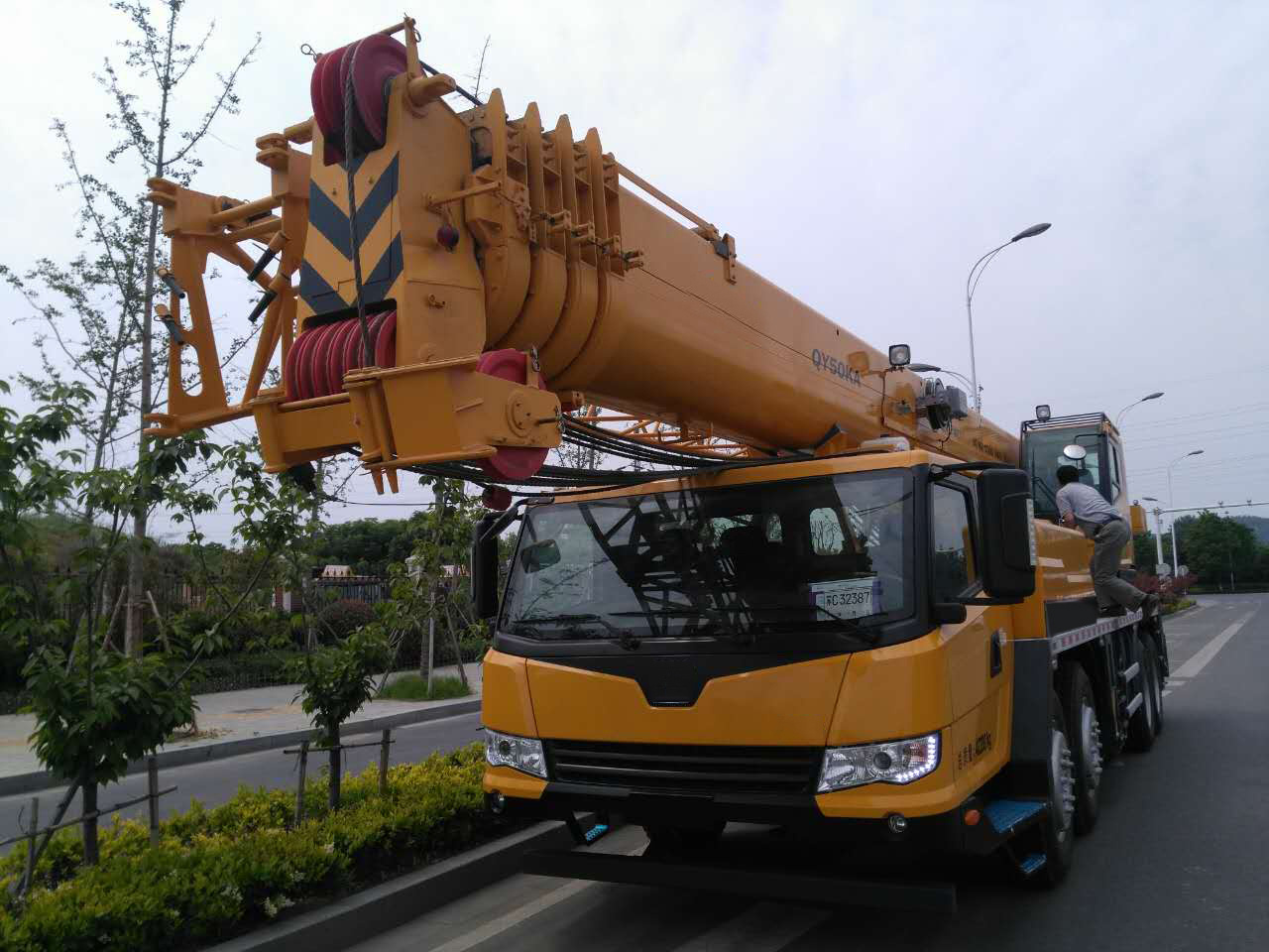 China brand new mobile truck mounted crane trucks crane lifting equipment 50 ton QY50KD