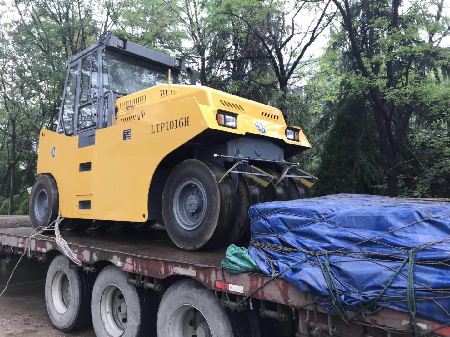 China Top Brand Lu tong Smooth Tyre New Road Roller Pneumatic Roller Made In China LTP1016