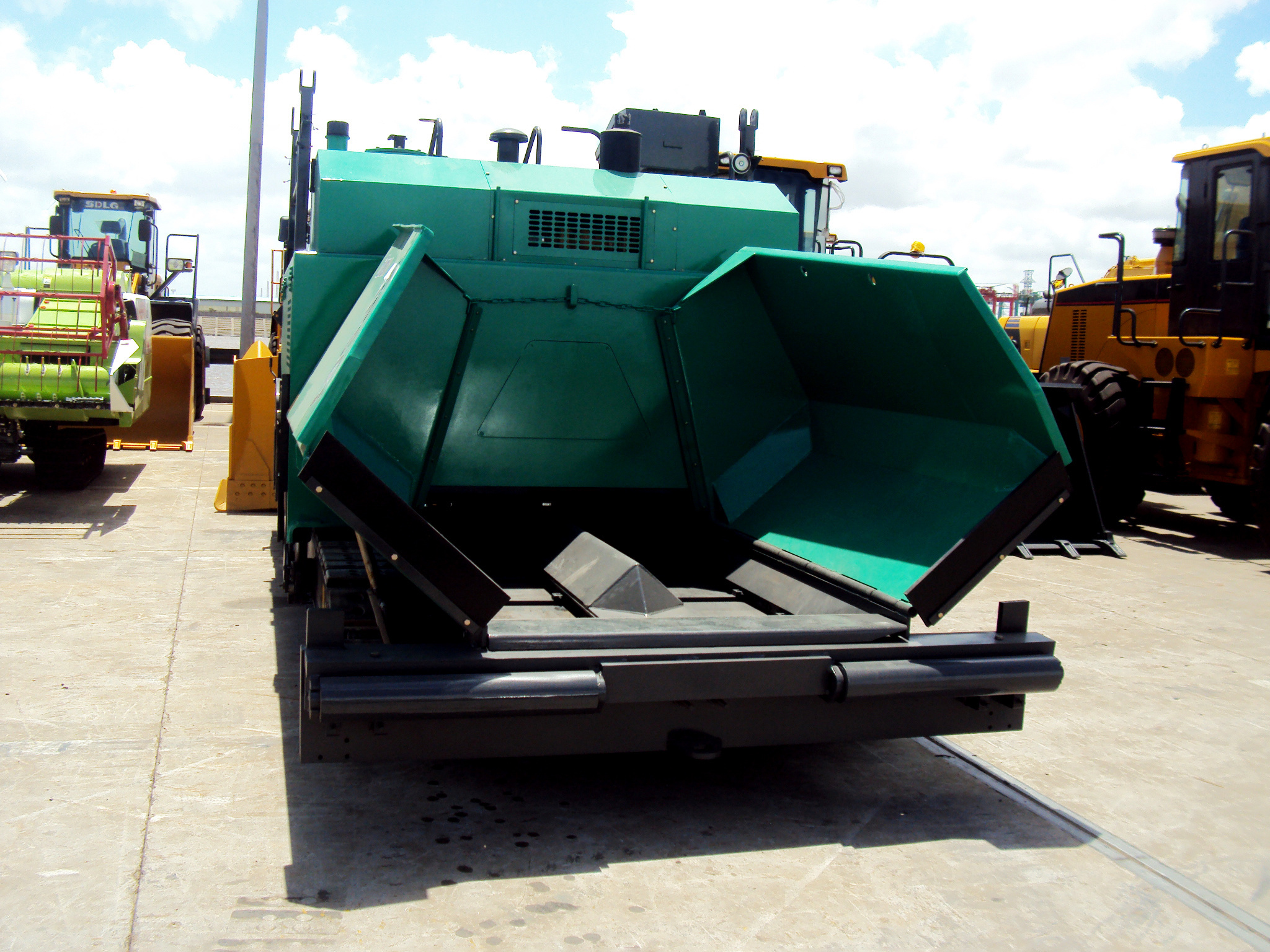 Road Construction Machinery 300t/h Asphalt Concrete Paver RP601