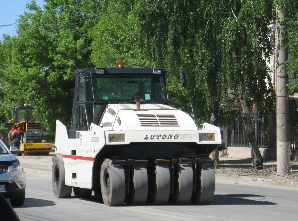 China Top Brand Lu tong Smooth Tyre New Road Roller Pneumatic Roller Made In China LTP1016