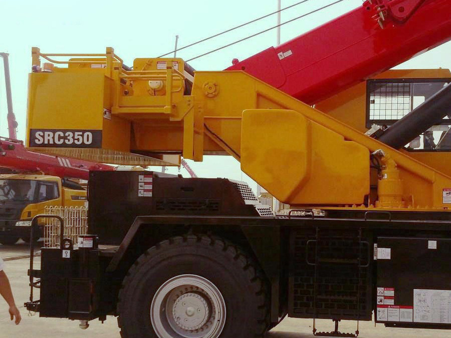 China Brand SRC350 Rough Terrain Crane Lifting Height 45.2m 35Ton hydraulic truck crane with powerful engine with good price